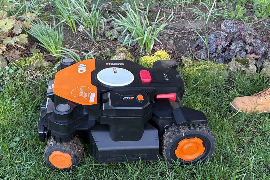 Worx Landroid Vision Cloud 4WD Mähroboter Cut-to-Zero Randschnittmodul im Einsatz an einer Rasenkante